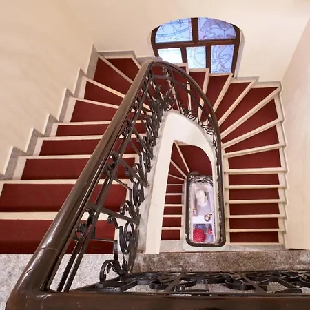 Cozy Reginetta Building Central Location Бухарест